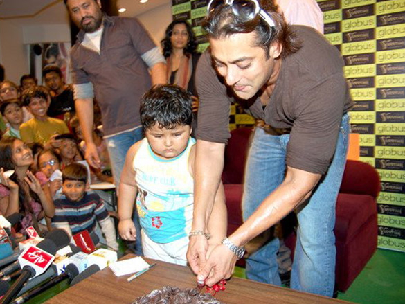 salman promotes yuvvraaj on childrens day at globusbandra 3