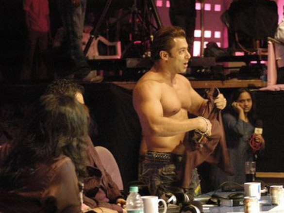 salman takes off shirt at chote ustaad 2