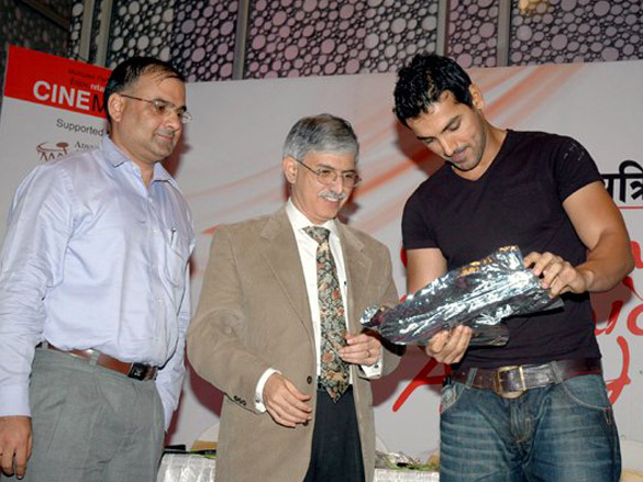 concerned communicator award 07 with brand ambassador john abraham 4
