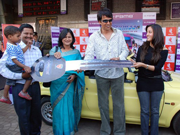k k menon and raima sen present car on behalf of fame adlabs to the winner of the contest 2