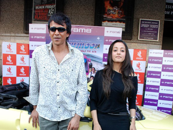 k k menon and raima sen present car on behalf of fame adlabs to the winner of the contest 3