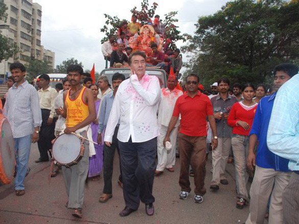 kapoors celebrating the age old tradition of ganesh visarjan with pomp this year too 4