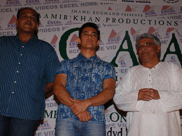 aamir khan launches limited edition dvds of lagaan 3