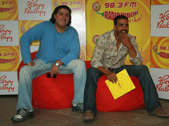 akshay kumar and sajid khan meet radio mirchi contest winners to promote heyy babyy 2