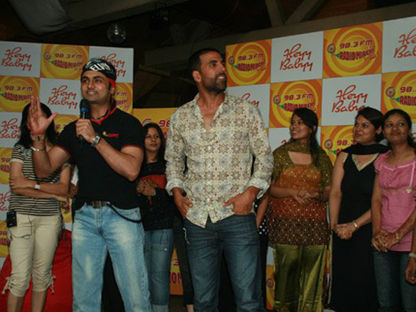akshay kumar and sajid khan meet radio mirchi contest winners to promote heyy babyy 3
