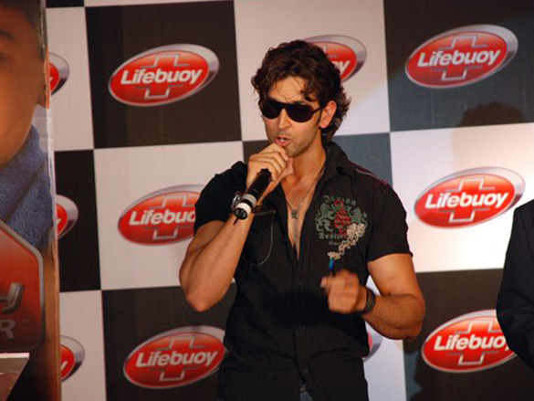hrithik roshan gives prizes to the contest winners by lifebuoy 3