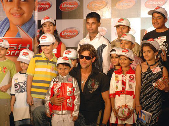 hrithik roshan gives prizes to the contest winners by lifebuoy 4