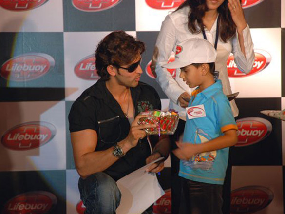 hrithik roshan gives prizes to the contest winners by lifebuoy 6