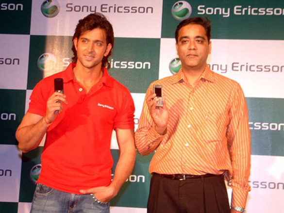 hrithik roshan launches sony ericssons new mobile phone 4