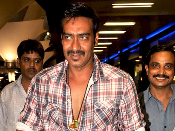 ajay devgn johny lever and shakti kapoor snapped at airport 5