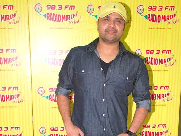 himesh reshammiya promotes damadamm at 98 3 fm radio mirchi 7