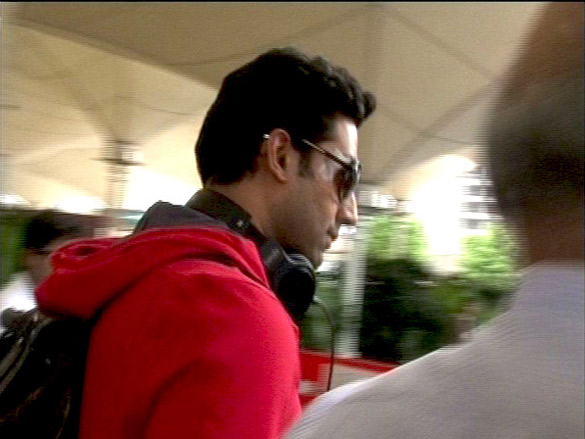 injured abhishek bachchan returns home 3