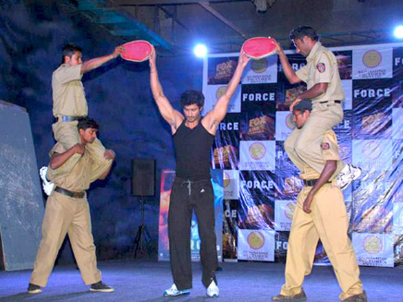 vidyut jamwal performs live stunts for film force 2