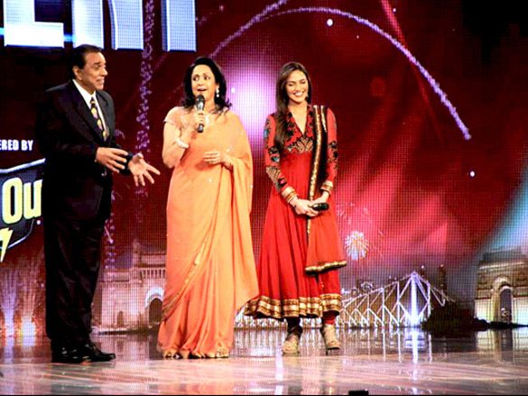 esha dharmendra and hema on the sets of indias got talent 3