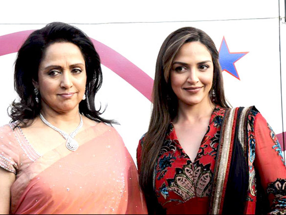 Esha, Dharmendra and Hema on the sets of India’s Got Talent