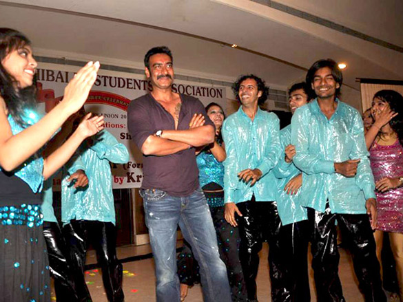 ajay devgn felicitated by mithibai students association 5