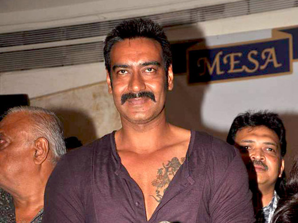 ajay devgn felicitated by mithibai students association 6