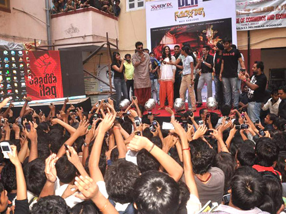 ranbir kapoor and nargis fakhri promote rockstar at mmk college 4