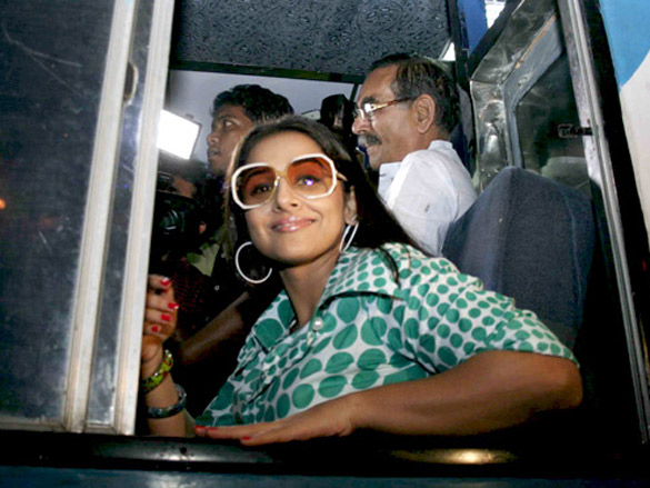 vidya promotes the dirty picture in kolkatas trams 5