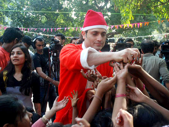 shiney and julia promote their film ghost at bal bhawan 7