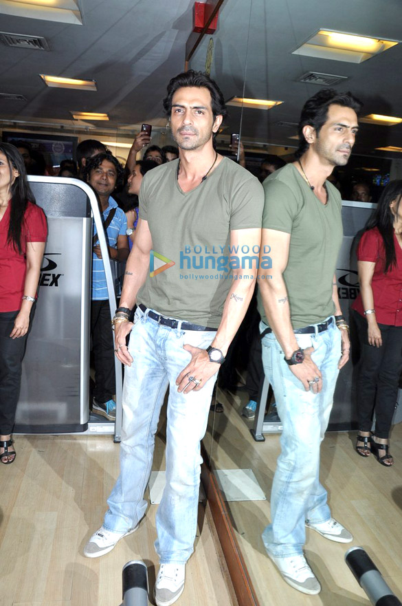 arjun chitrangda promote inkaar at golds gym 7