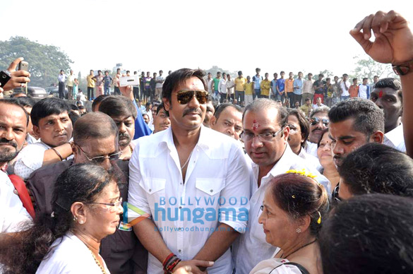 ajay devgn priya dutt at republic day celebration 6