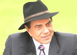 Dharmendra escapes unhurt on YPD2 set Dharmendra escapes unhurt on YPD2 set