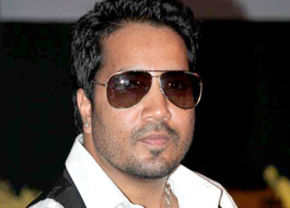 Mika detained at Mumbai airport