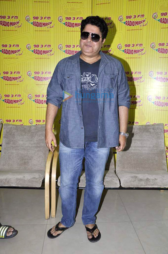 ajay devgn promotes himmatwala at radio mirchi 98 3 fm studio 13