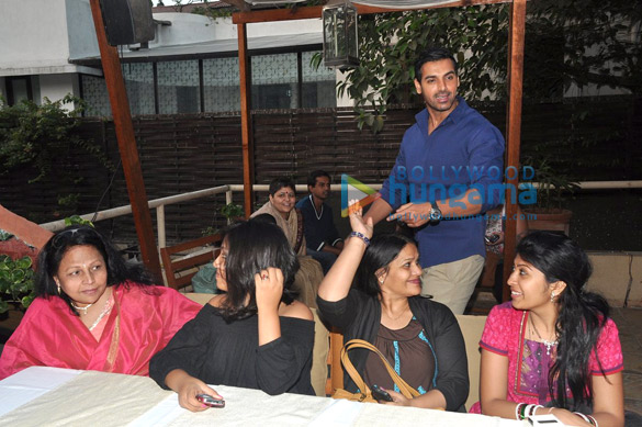 john promotes i me aur main with coffee date 6