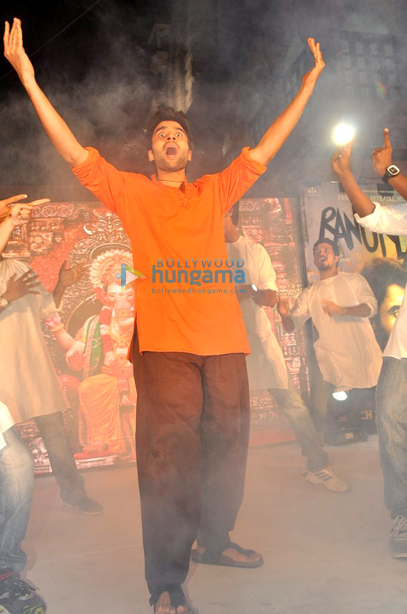 jackky promotes rangrezz at lalbaugh ka raja 6