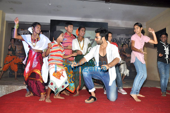 jackky unveils rangrezz gangnam video at dharavi 8