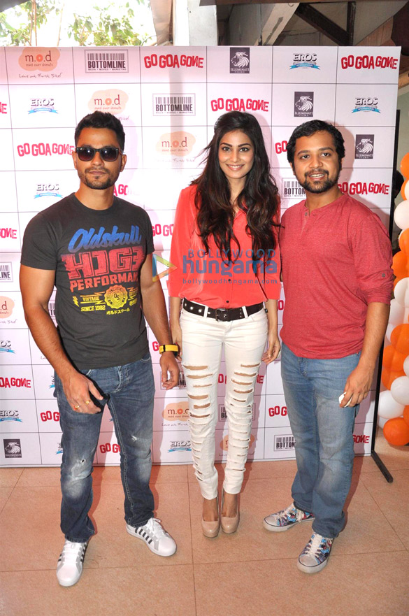 cast of go goa gone snapped visiting the mad over donuts store in bandra 2