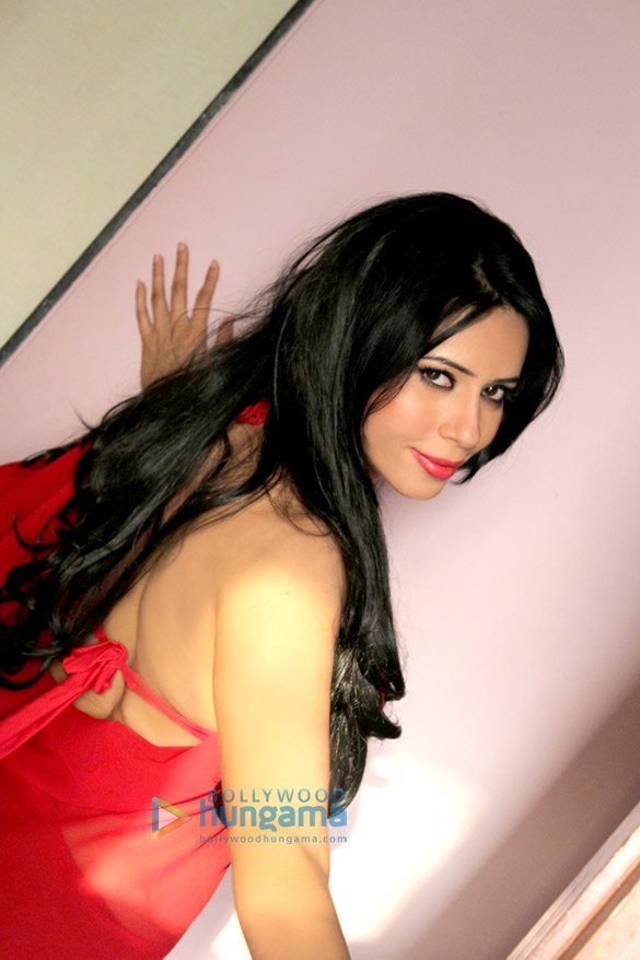 rozlyn khan 31