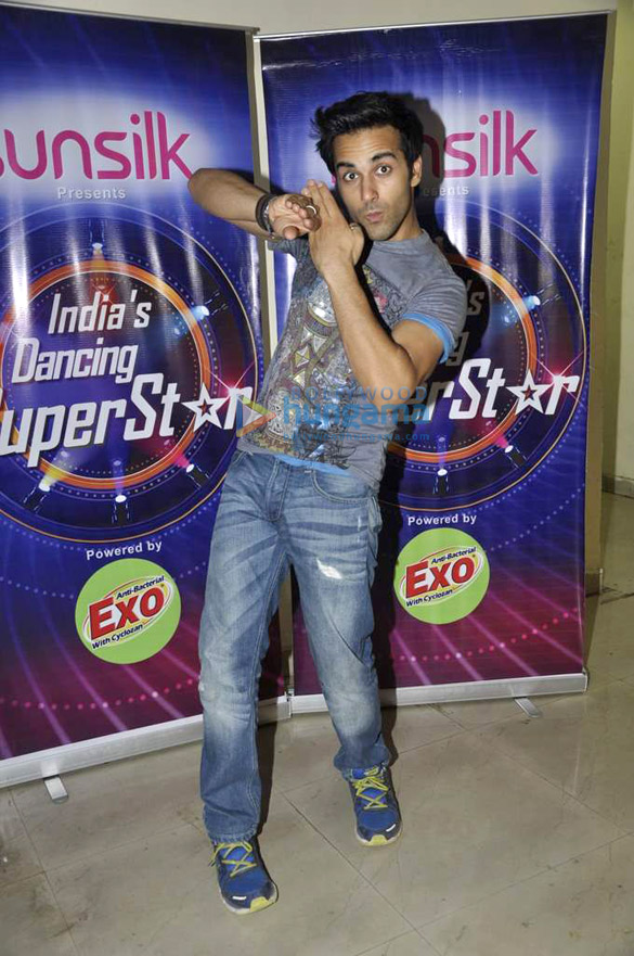 starcast of fukrey on the sets of indias dancing superstar 8