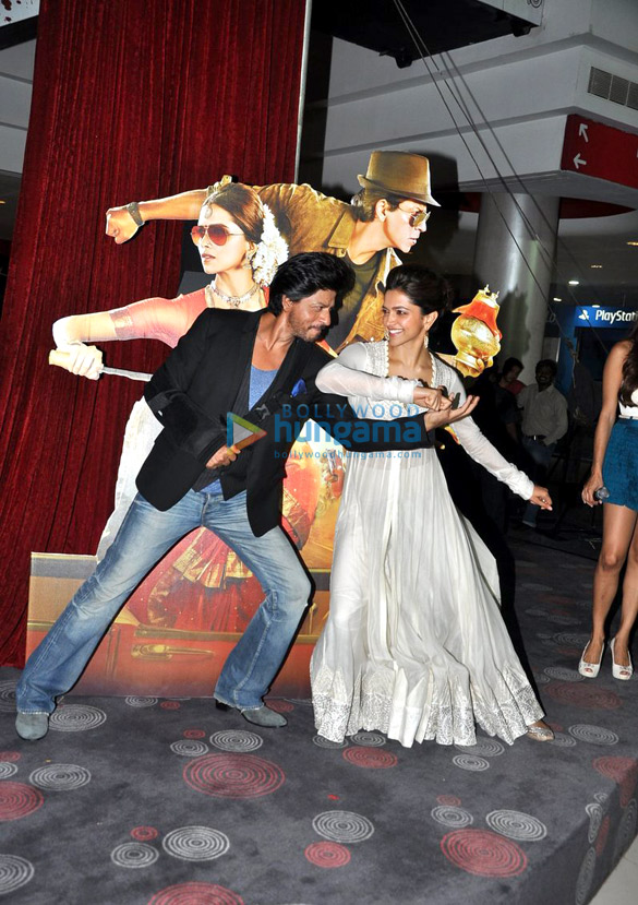 shahrukh deepika at the trailer launch of chennai express 9