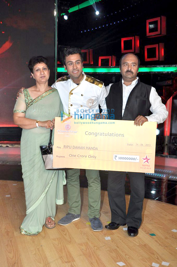 ranveer singh sonakshi at the grand finale of masterchef india 3 12