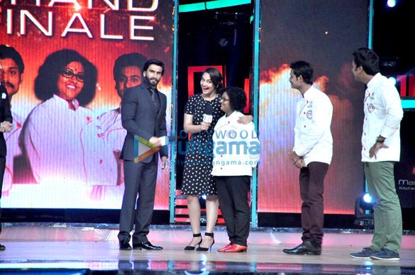 ranveer singh sonakshi at the grand finale of masterchef india 3 6