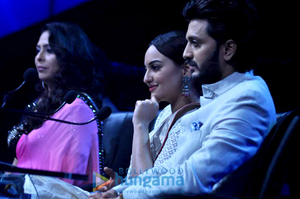 sonakshi ranveer promote lootera on indias dancing superstar 5