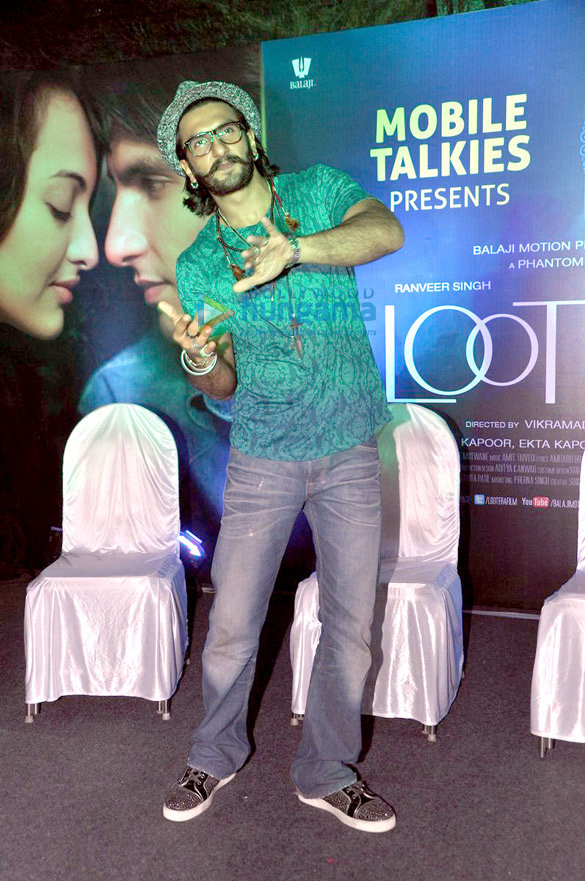 ranveer and sonakshi promote lootera at palladium 4