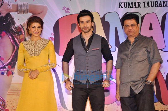 jacqueline fernandez performs at ramaiya vastavaiya song launch 2