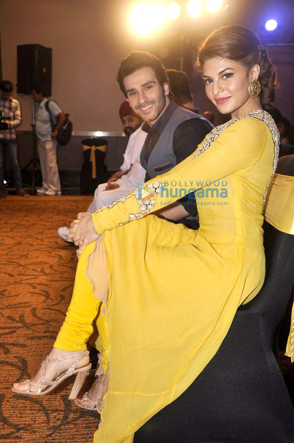 jacqueline fernandez performs at ramaiya vastavaiya song launch 10