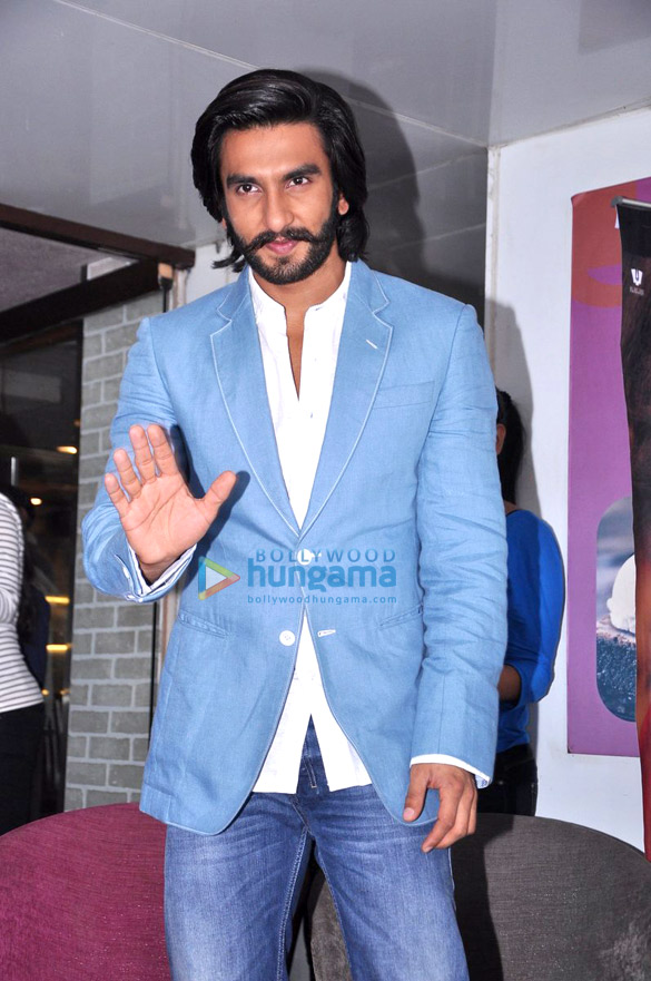 promotions of film lootera at cafe coffee day 7
