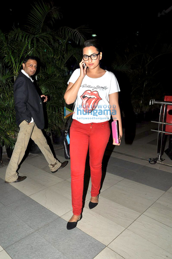 sonakshi snapped as she arrives post promoting lootera in delhi 3