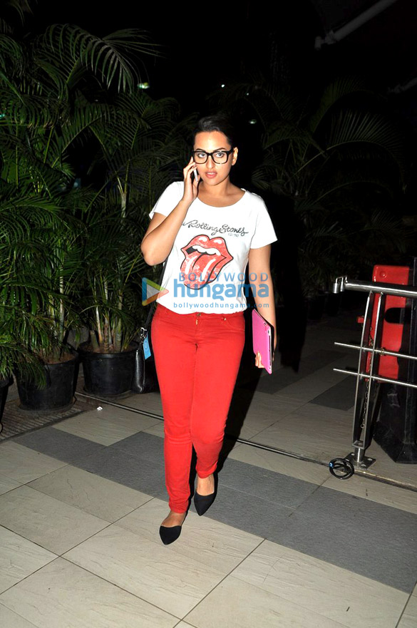 sonakshi snapped as she arrives post promoting lootera in delhi 5