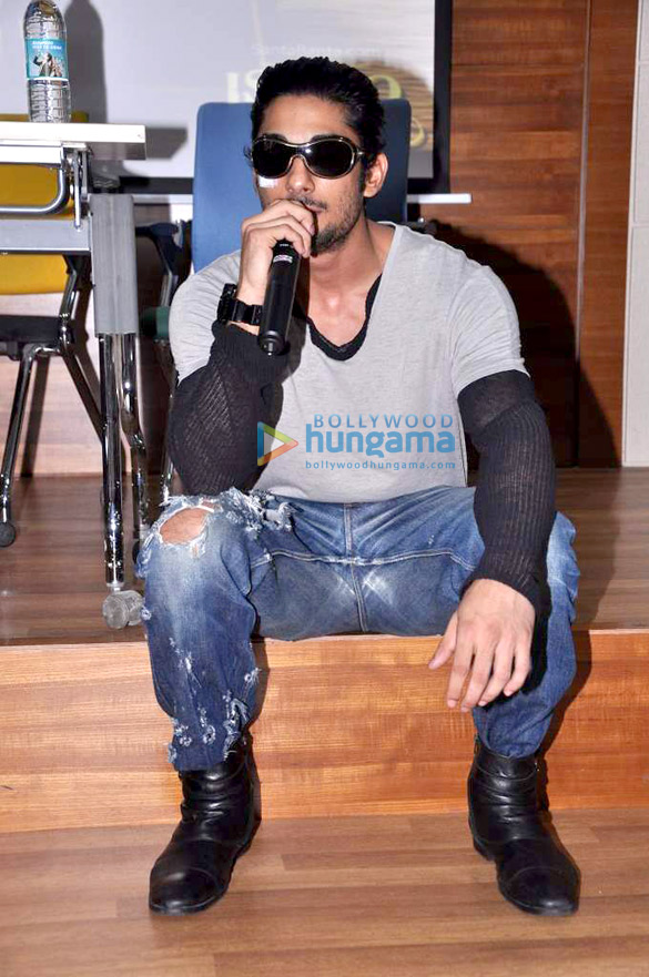 promotions of the film issaq at mumbai college 5