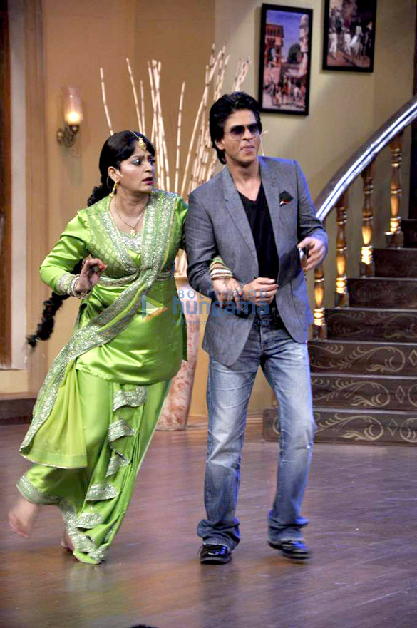 shahrukh on the sets of comedy nights with kapil 7