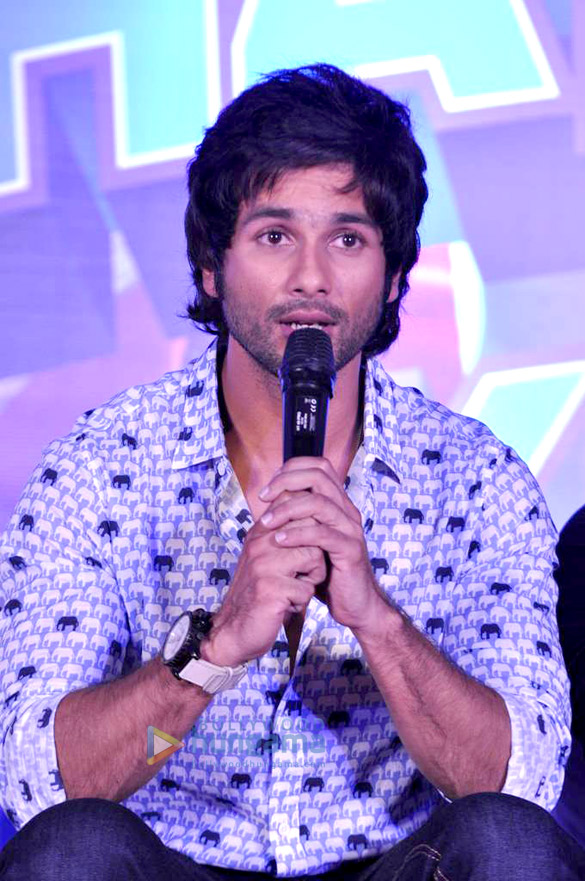 launch of tu mere agal bagal hai song from phata poster nikhla hero 8