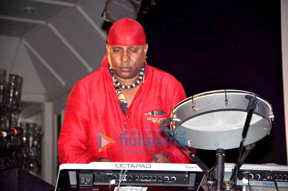 sumeet tappoo gives a soulful performance at the khazana festival 8