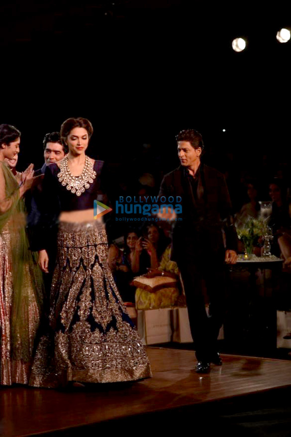 shahrukh deepika walk the ramp at pcj delhi couture week 2013 4